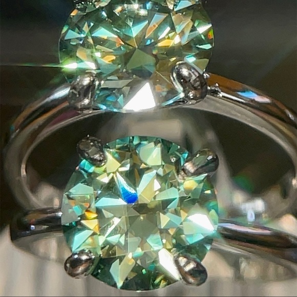 2ct VVS1 Sea Green Moissanite Solitare Ring - Picture 3 of 10